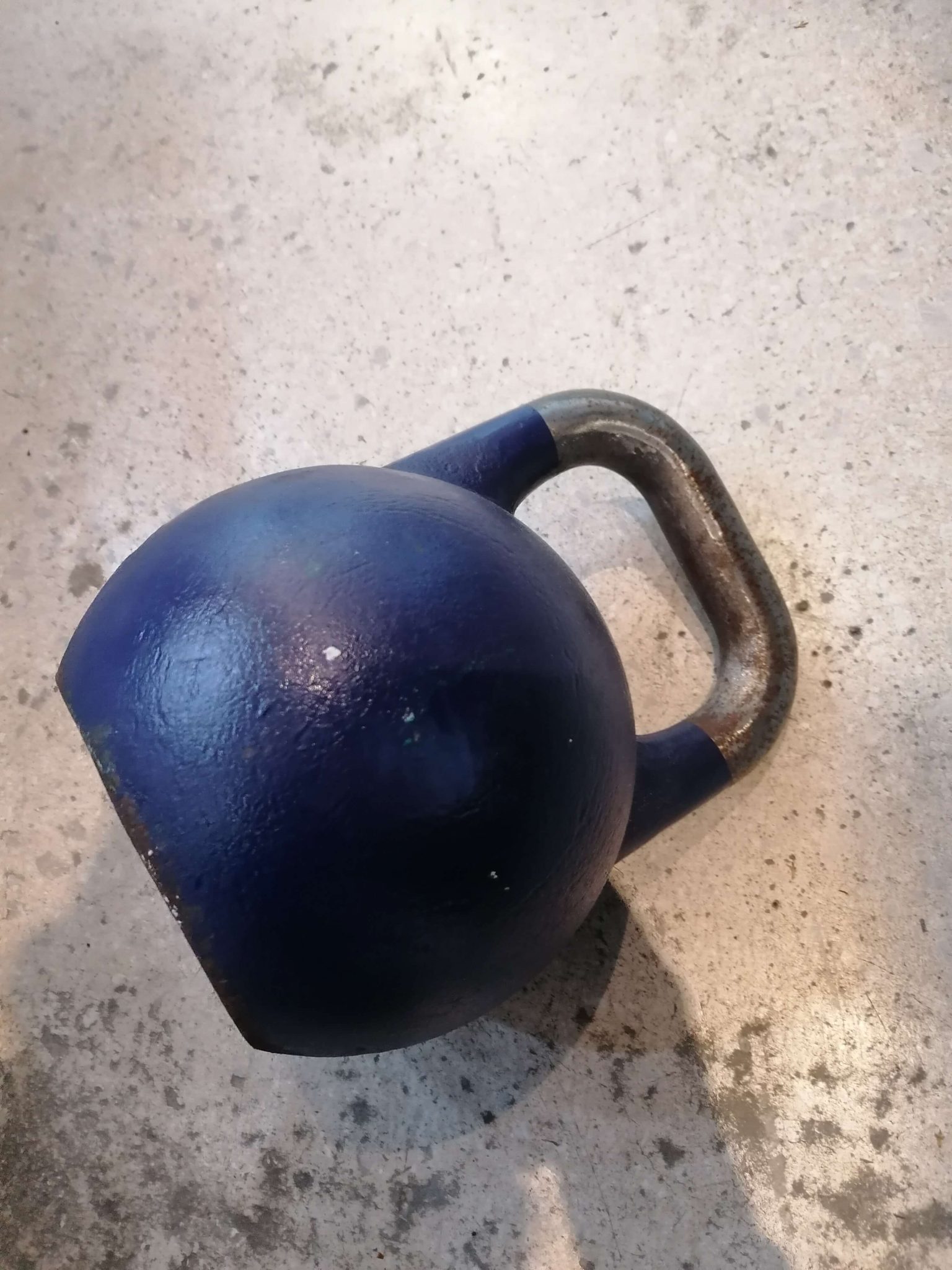 why-do-kettlebells-feel-heavier-than-dumbbells-3-key-reasons-home-gym-hideaway